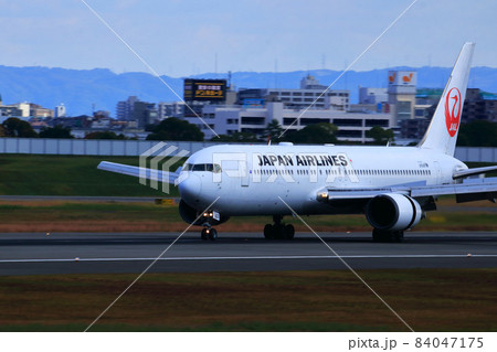 大阪国際空港　JAL　飛行機　着陸態勢 84047175