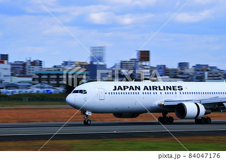 大阪国際空港　JAL　飛行機　着陸態勢 84047176