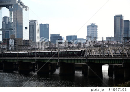 電車と淀川対岸風景 電車と淀川対岸風景 84047191