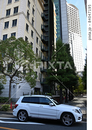 西梅田のビル風景と自動車 西梅田のビル風景と自動車 84047195