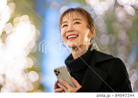 女性・イルミネーション・スマートフォン 84047244