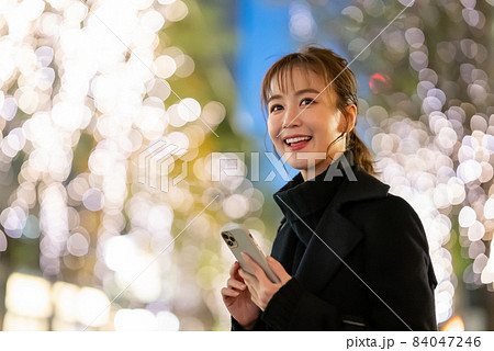 女性・イルミネーション・スマートフォン 女性・イルミネーション・スマートフォン 84047246