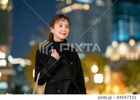 女性・ビジネスウーマン・ショッピング 女性・ビジネスウーマン・ショッピング 84047352