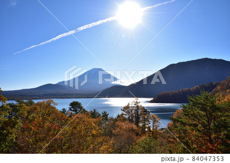 富士山と紅葉 84047353