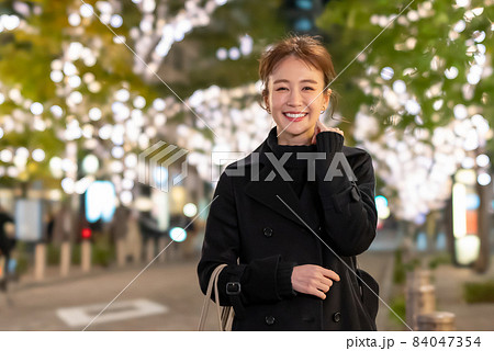 女性・ビジネスウーマン・ショッピング 84047354