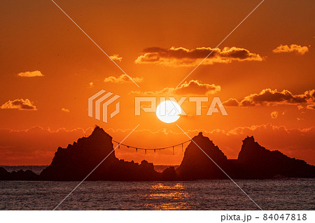 (神奈川県)真鶴半島三ツ石海岸の日の出 (神奈川県)真鶴半島三ツ石海岸の日の出 84047818