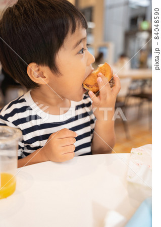 フードコートでハンバーガーを頬張る4歳児 フードコートでハンバーガーを頬張る4歳児 84048590
