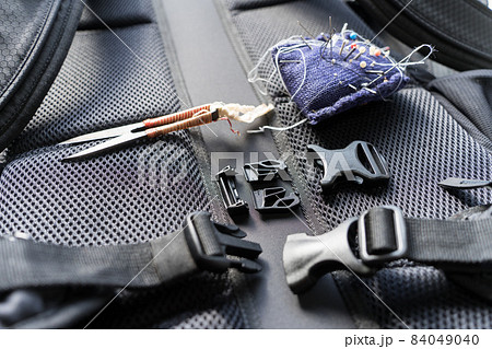 バックパックのウエストベルトのバックルの交換 84049040