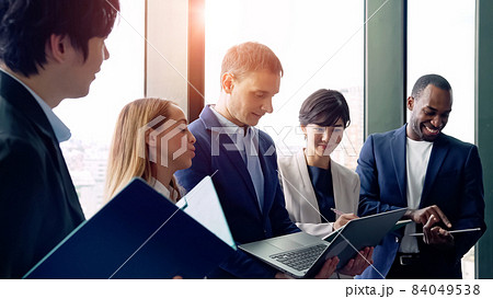 ミーティングする多国籍グループ　グローバルビジネス　スローモーション　ドリーアウト 84049538