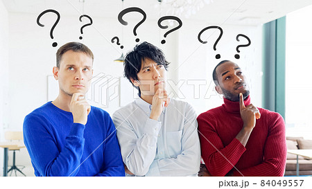 疑問を持つ多国籍の人々 疑問を持つ多国籍の人々 84049557