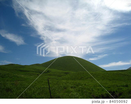 【熊本県】晴天下の阿蘇山を観光 【熊本県】晴天下の阿蘇山を観光 84050092