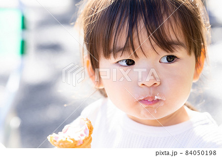ソフトクリームを食べる女の子 84050198