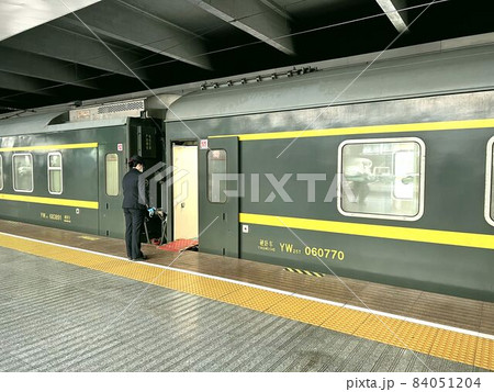 【中国・上海】上海駅の寝台車が停車しているホーム 84051204