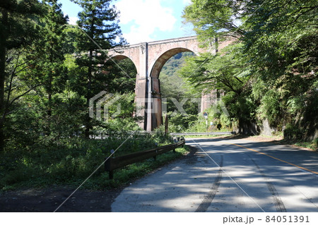 信越線最大の難所に架かるめがね橋(碓氷第三橋梁) 84051391