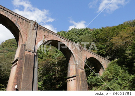 信越線最大の難所に架かるめがね橋(碓氷第三橋梁) 信越線最大の難所に架かるめがね橋(碓氷第三橋梁) 84051791