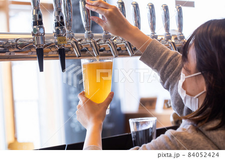 サーバーから注がれるビール beer サーバーから注がれるビール beer 84052424