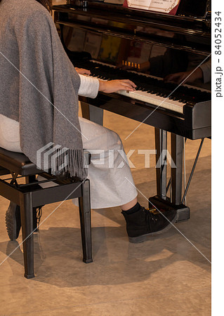 ピアノを演奏する女性　A piano 84052434