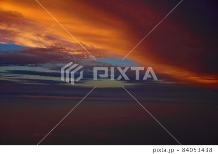 夕日を飛行機の窓から見る。多分三百六十度の空は身近に感じながらも神秘的で 84053438