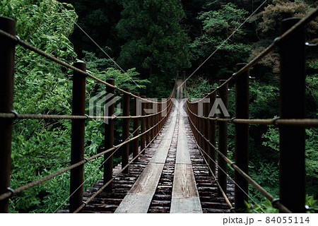 熊本県の秘境五家荘の樅木吊橋 84055114