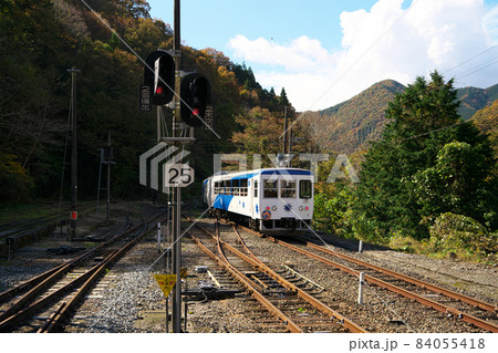 【引退】木次線備後落合駅を発車した奥出雲おろち号　広島県庄原市 84055418