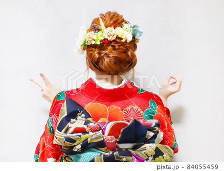 成人式の振袖　後ろ姿　二十歳ポーズ 84055459