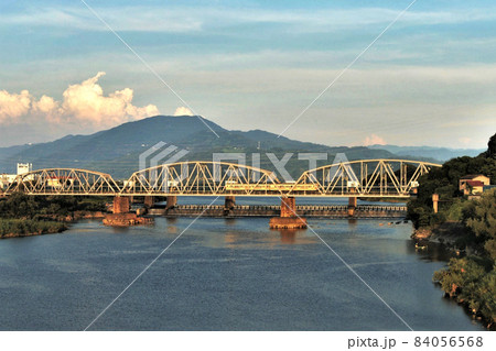 夕日に照らされる和歌山線 夕日に照らされる和歌山線 84056568