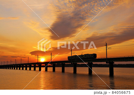 茨城県 夕暮れの北浦橋梁と電車 茨城県 夕暮れの北浦橋梁と電車 84056675