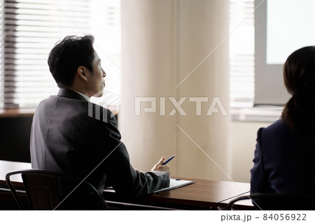 会議でプレゼンを聞くアジア人ビジネスマン 会議でプレゼンを聞くアジア人ビジネスマン 84056922