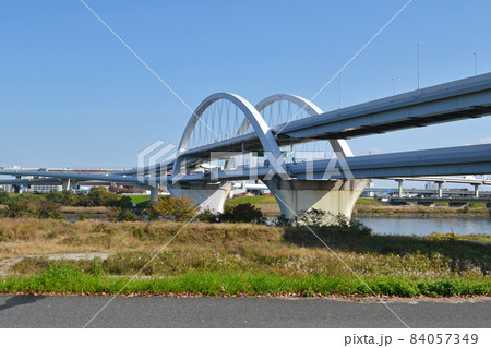 首都高「五色桜大橋」と江北ジャンクション　東京都足立区にて 84057349