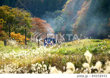 【引退】ススキと紅葉の中を油木駅から三井野原駅へ向かう奥出雲おろち号1 広島県庄原市 【引退】ススキと紅葉の中を油木駅から三井野原駅へ向かう奥出雲おろち号1 広島県庄原市 84058442