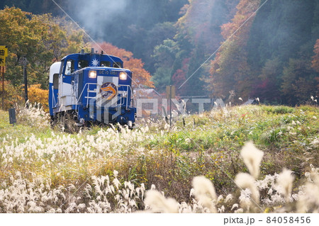 【引退】ススキと紅葉の中を油木駅から三井野原駅へ向かう奥出雲おろち号13 広島県庄原市 【引退】ススキと紅葉の中を油木駅から三井野原駅へ向かう奥出雲おろち号13 広島県庄原市 84058456