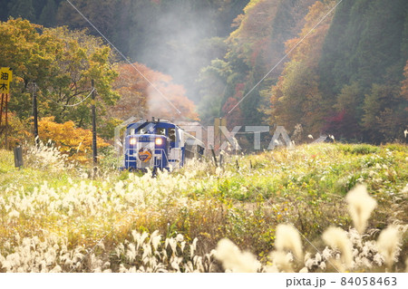 【引退】ススキと紅葉の中を油木駅から三井野原駅へ向かう奥出雲おろち号10 広島県庄原市 【引退】ススキと紅葉の中を油木駅から三井野原駅へ向かう奥出雲おろち号10 広島県庄原市 84058463