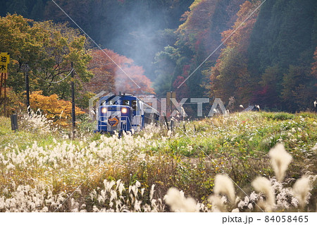 【引退】ススキと紅葉の中を油木駅から三井野原駅へ向かう奥出雲おろち号9 広島県庄原市 【引退】ススキと紅葉の中を油木駅から三井野原駅へ向かう奥出雲おろち号9 広島県庄原市 84058465