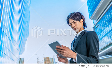 タブレットを操作するビジネスマン　渋谷 84059870