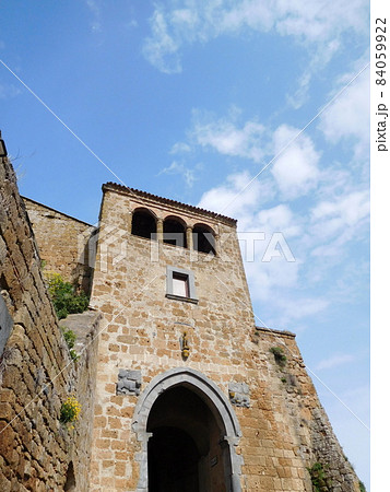 イタリア　チヴィタディバニョレージョの建物 84059922