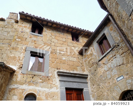 イタリア　チヴィタディバニョレージョの建物 84059923