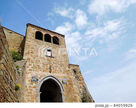イタリア　チヴィタディバニョレージョの建物 84059926