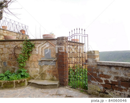 イタリア　チヴィタディバニョレージョの家の門の跡 84060046