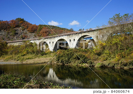 SL銀河　秋の達曽部川橋梁 84060674