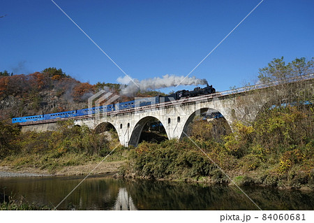 SL銀河　秋の達曽部川橋梁 84060681