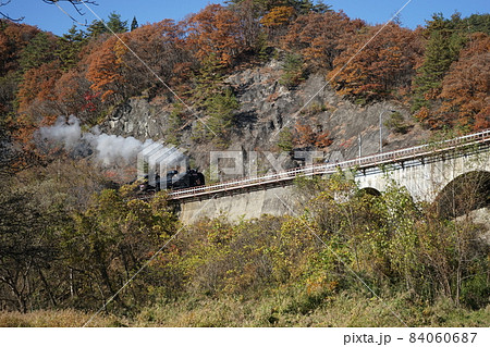 SL銀河　秋の達曽部川橋梁 84060687