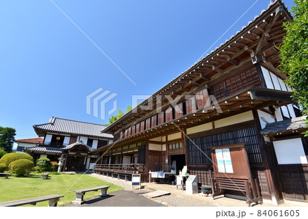 秋空に江戸天保年間から伝わる日高市高麗郷古民家の歴史的建物を写し込む 84061605
