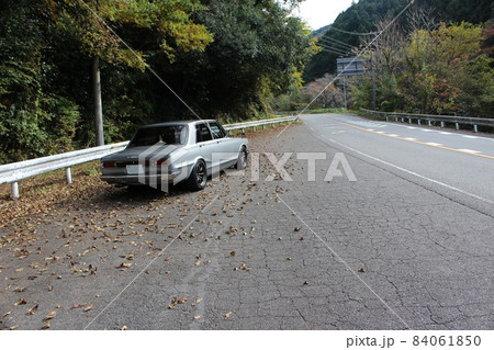 旧車と秋の景色　ドライブ 84061850