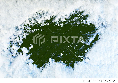 白い雪かきの跡、黒板の背景フレーム 84062532