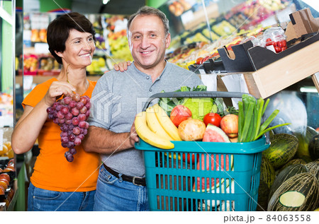 Couple demonstraiting basket with goods 84063558