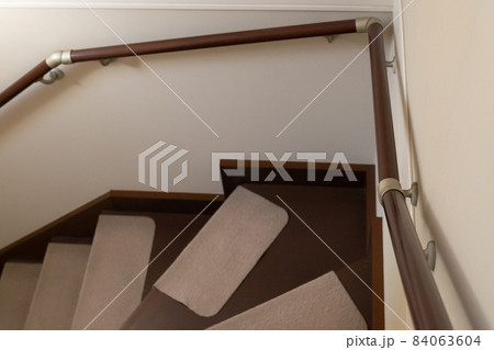 家の階段と手すり 84063604