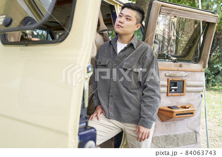 若い男 若い男性 キャンプ 84063743