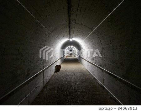 不二洞（鍾乳洞）入り口までの長い人工トンネル 群馬県 上野村 84063913