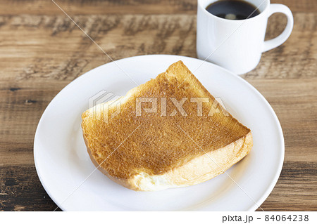 美味しい厚切りトーストとコーヒーのモーニング 84064238