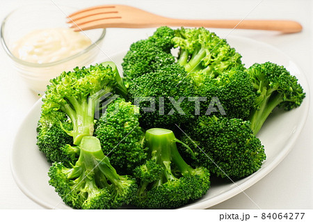 ブロッコリー　白背景 84064277